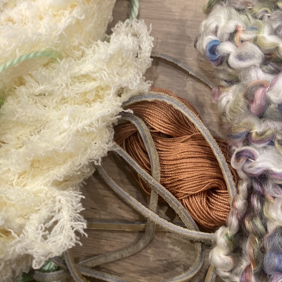 High quality Yarn kit wool, wooden dowel, leather perfect for homemade crafts! - Picture 7 of 9